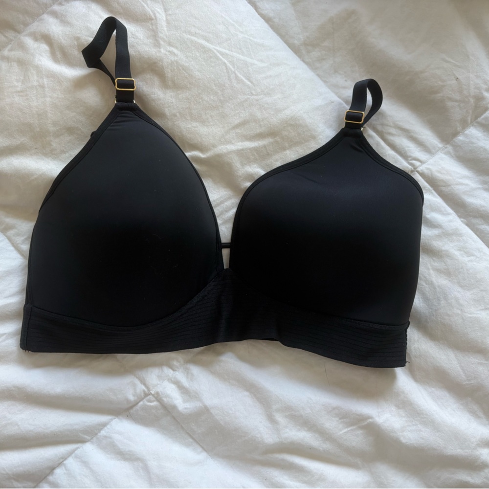 Lightly lined no underwire black bra